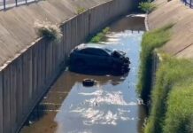 Motorista bêbada invade contramão, bate em moto e cai com carro em córrego de avenida em Araçatuba