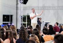 Conexão Universitária traz palestra com renomado especialista em educação para alunos veteranos da Unifev