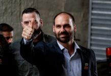 Eduardo Bolsonaro anuncia que vai tirar licença do mandato de deputado para morar nos EUA