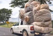 Picape é flagrada transportando carga de forma irregular em Urupês
