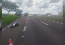 Motociclista fica ferido após acidente com caminhão na Rodovia Euclides da Cunha