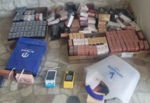 Polícia prende ambulantes vendendo perfumes falsificados em Votuporanga