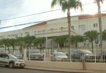 Menino é atropelado por moto ao atravessar a rua para pegar cachorro que escapou; motociclista não tinha CNH