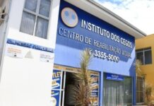 Instituto dos cegos promove experiência no escuro para sensibilizar pessoas que enxergam