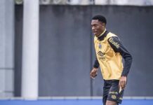 Sampaio mantém time divulgado por Neymar e trabalha bolas paradas