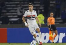Oscar aguarda reavaliação médica, mas festeja estreia na Libertadores pelo São Paulo: “Noite especial”