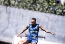 Neymar volta a treinar com o elenco após 33 dias e pode reforçar o Santos contra o Fluminense