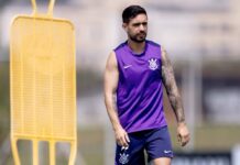 Igor Coronado lida com frustrações no Corinthians e recebe sondagens para sair