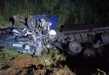 Carreta tenta fazer ultrapassagem, bate na traseira e fica ‘cravada’ em caminhonete na SP-310; mulher morreu