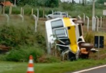 Van escolar é atingida na traseira por caminhão, tomba e deixa adolescentes feridos em Jaci