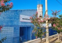 Criança de 3 anos é amarrada com lençol em cadeira de sala de aula e deixada sozinha durante o intervalo em escola municipal