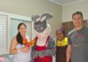 Coelhinho da Páscoa visita Santa Casa e leva chocolate na Pediatria