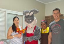 Coelhinho da Páscoa visita Santa Casa e leva chocolate na Pediatria
