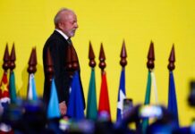 Lula é aplaudido e vaiado em encontro de prefeitos e diz não fazer distinção por partido