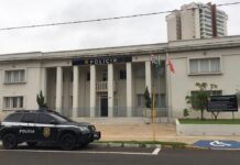 Auxiliar de serviços gerais é presa suspeita de abandonar quatro filhos em casa em Araçatuba