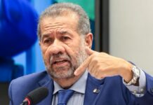 Ministro da Previdência, Carlos Lupi entrega cargo em meio a escândalos no INSS