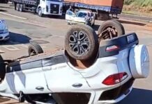 Colisão entre veículos resulta em capotamento no 6º Distrito Industrial