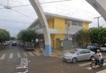 Homem é preso após invadir agência bancária usando placa de sinalização de trânsito para tentar estourar caixas eletrônicos