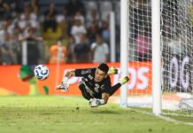 Gabriel Brazão comemora defesa de pênalti no Santos, mas avisa: “Temos que começar a vencer”