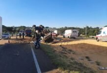 Batida entre dois caminhões deixa feridos na BR-153 e carga de milho fica espalhada sobre a pista