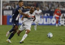 Lucas tranquiliza torcida após sentir dores no joelho em vitória do São Paulo: “Só um susto”