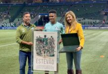 Estêvão recebe homenagem do Palmeiras em último jogo no Allianz Parque