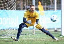 Palmeiras insiste em Gabriel Grando, do Grêmio, e condiciona reforço a possível saída de Lomba