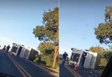 Caminhão tomba na Rodovia Péricles Bellini