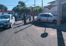 Carro passa por cima da perna de ciclista durante acidente em Santa Fé do Sul