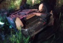 Carro capota após pneu estourar na Rodovia Péricles Bellini