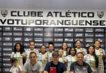 Atletas do futebol feminino de Votuporanga visitam a Arena Plínio Marin