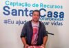 Professor doa leite para Santa Casa e inspira solidariedade