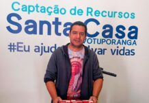 Professor doa leite para Santa Casa e inspira solidariedade