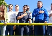 Com tornozeleira, Bolsonaro participa de motociata em Brasília