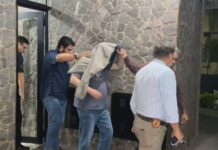 Juiz aposentado que dirigia embriagado com mulher nua no colo e atropelou ciclista é solto após fiança de R$ 40 mil