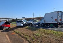 Engavetamento envolve cinco veículos na Rodovia Euclides da Cunha