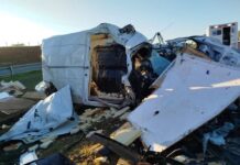 Motorista morre ao bater utilitário na traseira de caminhão carregado com combustível