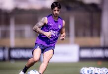 Dorival divide elenco em dois grupos e trabalha bola parada