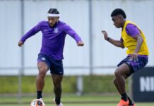 Memphis Depay e Félix Torres discutem em treino do Corinthians antes do Dérbi