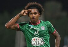 Em busca de atacantes, Corinthians negocia com Vitinho