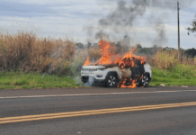 Carro pega fogo em rodovia de Nhandeara