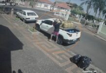 Homem furta botijão de gás de dentro de caminhonete de entrega em Pereira Barreto