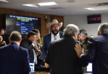 Oposição derrota governo, elege Carlos Viana como presidente e fica com relatoria da CPI do INSS