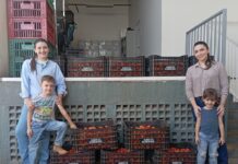Família Correa faz doação de tomates em gesto de gratidão e solidariedade ao Hospital