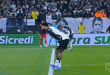 Memphis Depay sofre edema na coxa, inicia tratamento e vira desfalque no Corinthians