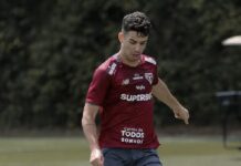 Oscar treina com bola no CT e tem chance de reforçar o São Paulo no clássico contra o Santos