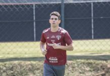 Oscar treina no gramado em reapresentação do São Paulo