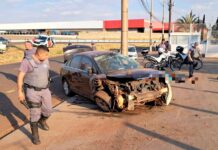 Por documentação irregular, motorista foge da PM e capota carro em Votuporanga