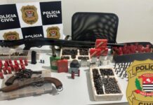 Homem é preso com arsenal de armas e munições em Paulo de Faria