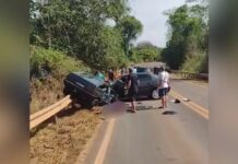 Homem e mulher morrem em batida frontal entre carros em Mendonça